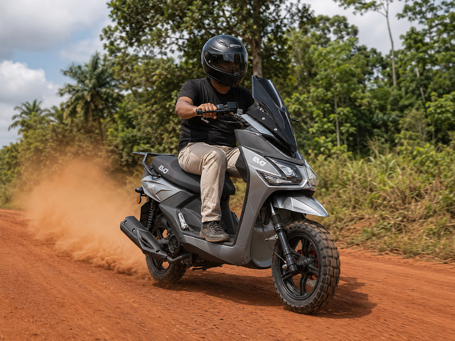 Een EVO-rijder met valhelm op een EVO-scooter