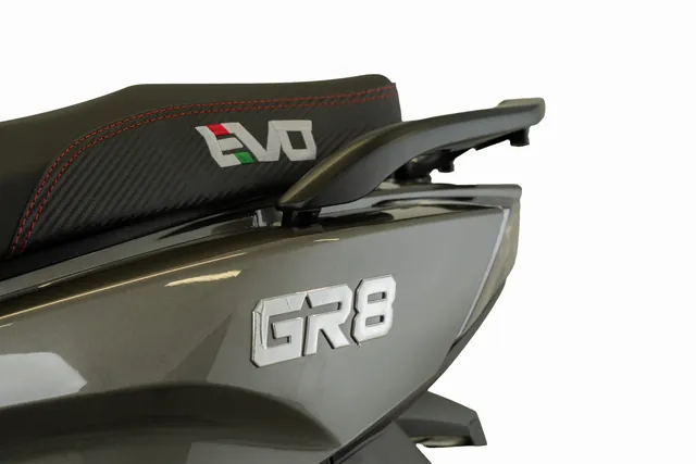EVO GR8 — zadel en gr8-embleem op het zijpaneel